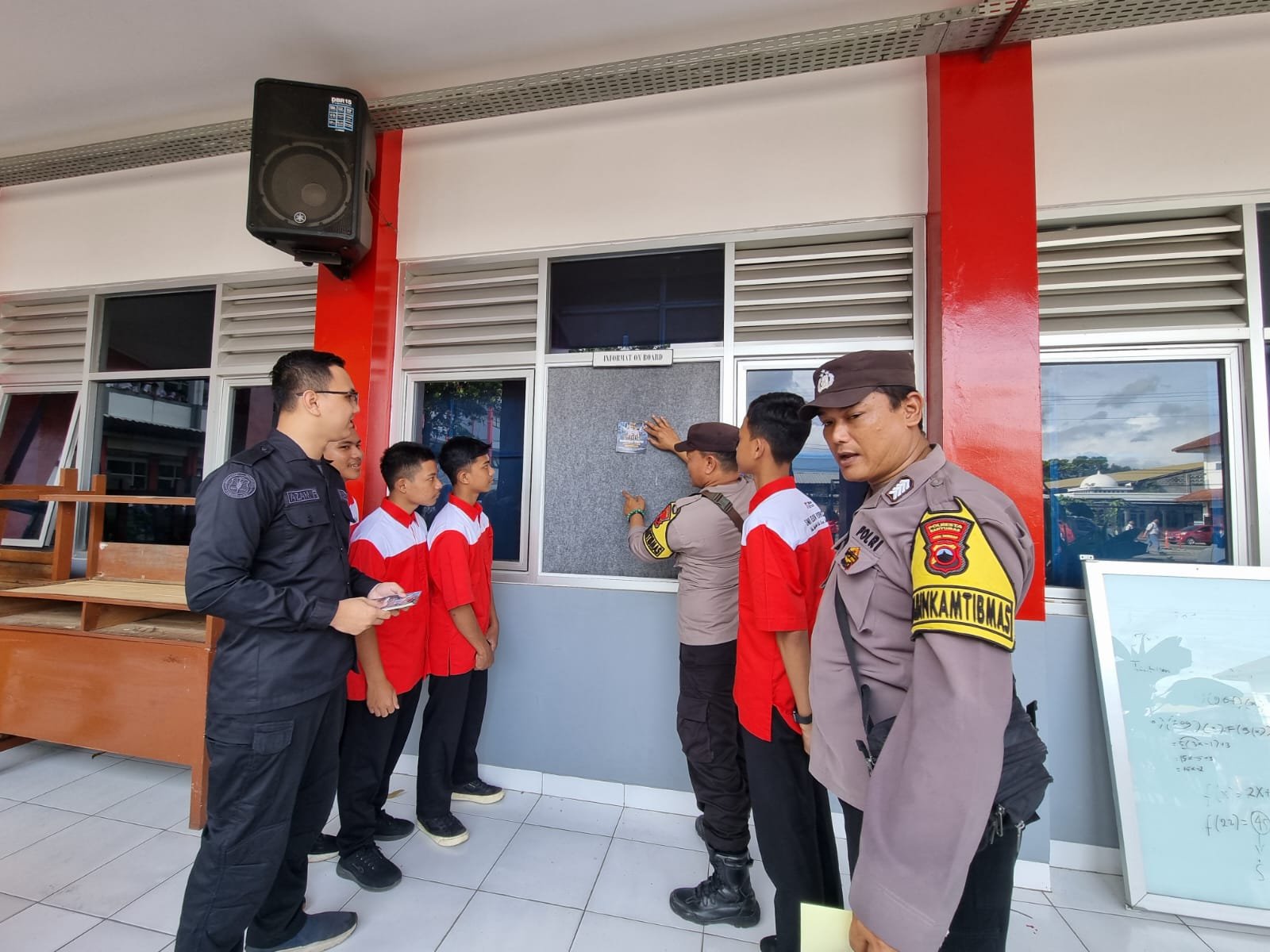 Edukasi Pelajar, Humas Polresta Banyumas Bagikan Stiker Larangan Knalpot Brong di Sekolah